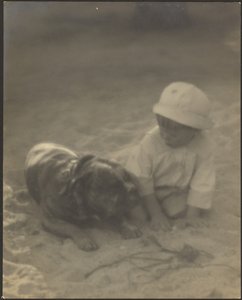 [Dreng, der sidder sammen med en hund] af Louis Fleckenstein