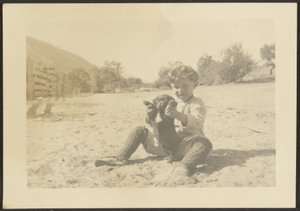 [Dreng og hund på stranden] af Louis Fleckenstein