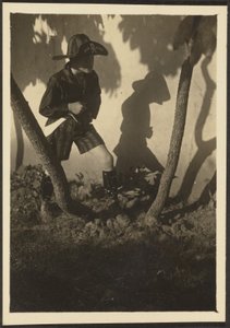 [Dreng i piratkostume] af Louis Fleckenstein
