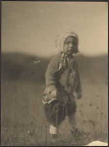 [Barn med kyse på marken]. af Louis Fleckenstein