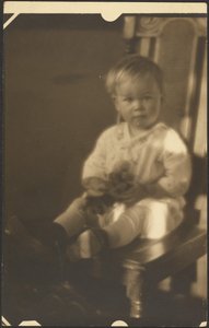 [Barn på stor stol] af Louis Fleckenstein