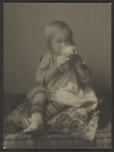 Barn med æble af Louis Fleckenstein