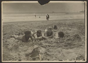 [Børn, der ligger i sandet på stranden] af Louis Fleckenstein