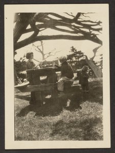 [Børn ved et picnicbord] af Louis Fleckenstein