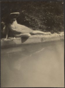 [Danserinde ved havebassinet] af Louis Fleckenstein