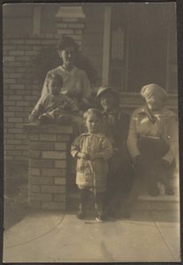 [Familieportræt uden for huset] af Louis Fleckenstein