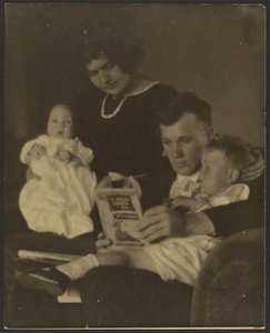 [Familieportræt med En have af vers for børn] af Louis Fleckenstein