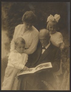 [Familieportræt med billedbog] af Louis Fleckenstein