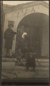 [Familie foran Fleckenstein Studio i Long Beach]. af Louis Fleckenstein