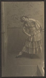 [Kvindelig danser] af Louis Fleckenstein