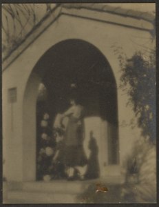 [Kvindelig danser foran huset] af Louis Fleckenstein
