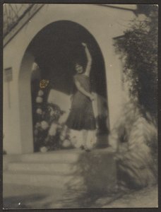 [Kvindelig danser foran huset] af Louis Fleckenstein
