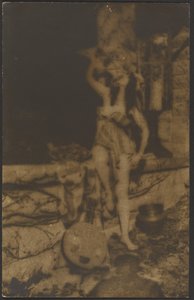 [Kvindelig danser med Yueqin] af Louis Fleckenstein