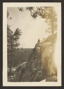 [Figur på klippefremspring] af Louis Fleckenstein