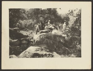 [Figurer, der passerer gennem landskabet] af Louis Fleckenstein