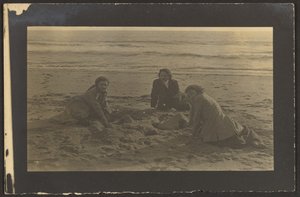 [Figurer siddende på stranden] af Louis Fleckenstein
