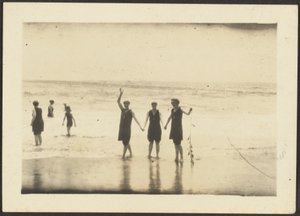 [Figurer i badetøj på stranden] af Louis Fleckenstein