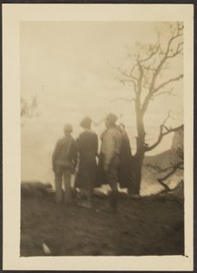 [Figurer i skygge med træ] af Louis Fleckenstein