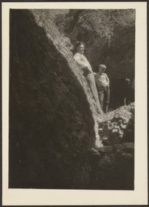 [Figurer i sollys på klipper]. af Louis Fleckenstein