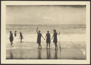 [Figurer på en strand, der holder tang]. af Louis Fleckenstein