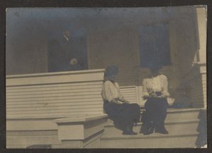 [Figurer på en veranda] af Louis Fleckenstein
