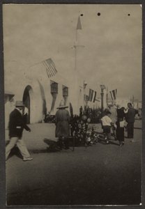 [Figurer med flag] af Louis Fleckenstein
