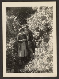 [Fleckenstein, Florence, og hendes sønner i skoven]. af Louis Fleckenstein