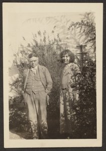 [Fleckenstein og Florence i haven]. af Louis Fleckenstein