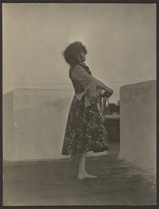 [Florence danser på taget] af Louis Fleckenstein