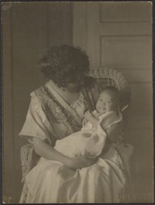 [Florence holder baby i gyngestol]. af Louis Fleckenstein
