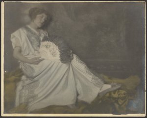 [Florence sidder med stor vifte]. af Louis Fleckenstein