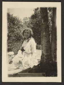 [Florence sidder med hund] af Louis Fleckenstein