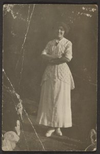 [Florence står på stien]. af Louis Fleckenstein