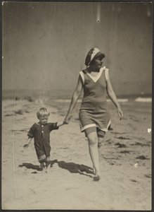 [Florence og spædbarn går på stranden]. af Louis Fleckenstein