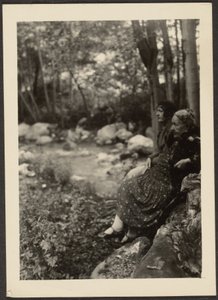 [Florence og fru Fleckenstein ved Forest Stream] af Louis Fleckenstein