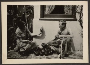 [Florence og sønnen med avacadoer]. af Louis Fleckenstein
