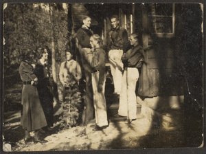 [Gruppe står bag hus] af Louis Fleckenstein
