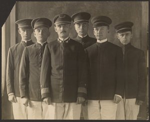 [Gruppe af unge mænd i uniform foran billedtæppe (kadetter)]. af Louis Fleckenstein