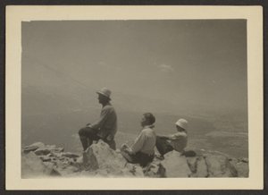 [Vandrere sidder på klipper] af Louis Fleckenstein