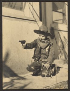 [Lille dreng i cowboytøj] af Louis Fleckenstein