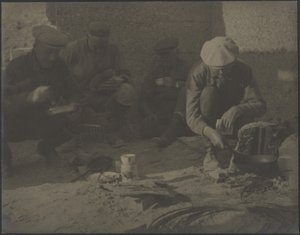 [Mænd omkring lejrbålet] af Louis Fleckenstein