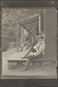 [Mænd, der sidder på en veranda] af Louis Fleckenstein