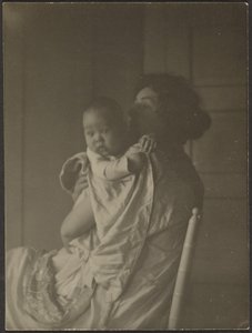 [Mor holder baby i stol] af Louis Fleckenstein