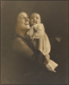 [Mor og baby i hvid kjole] af Louis Fleckenstein