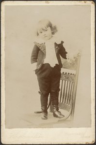 [Portræt af barn, der står på en stol]. af Louis Fleckenstein