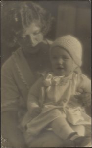 [Portræt af mor, der holder baby i skødet]. af Louis Fleckenstein