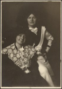 [Portræt af to kvinder i udsmykkede dragter]. af Louis Fleckenstein
