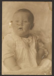 [Portræt af en baby i blondekjole] af Louis Fleckenstein