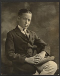 [Portræt af en dreng med kasket på knæet]. af Louis Fleckenstein