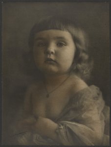 [Portræt af et barn i gaze] af Louis Fleckenstein